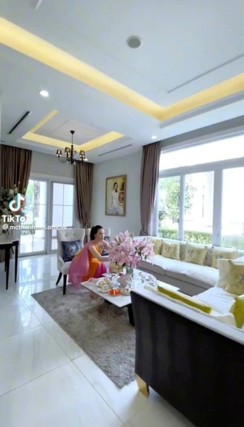 Hệ cửa kính lớn giúp không gian phòng khách rộng thoáng, tràn ngập ánh sáng.