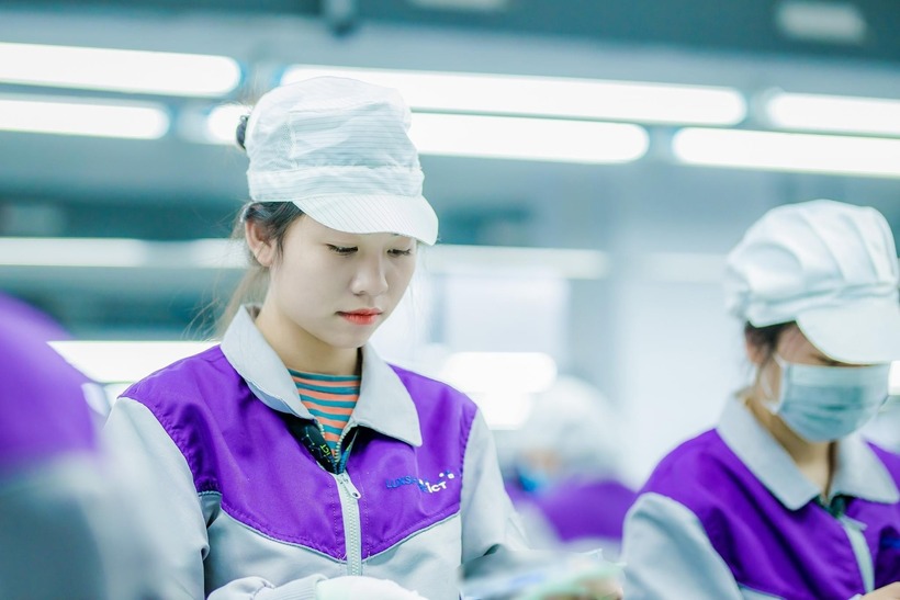 Lao động nữ được nghỉ thai sản trước và sau khi sinh con, với thời gian và chế độ hưởng lương theo quy định của Luật Bảo hiểm xã hội. (Ảnh: Báo Nghệ An)