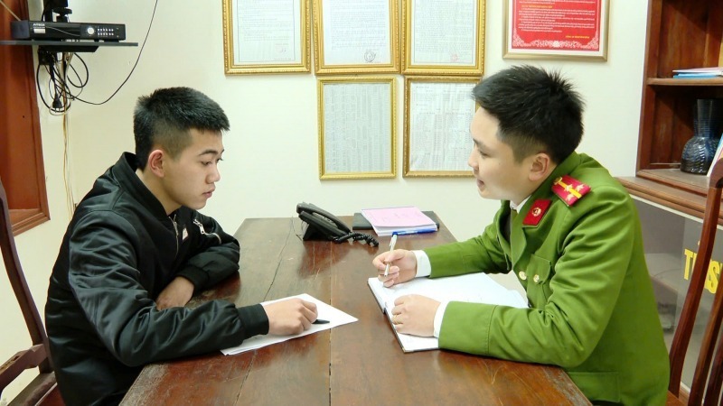 Công an tỉnh Ninh Bình lấy lời khai đối tượng Đinh Quang Minh. Ảnh: Công an Nhân dân