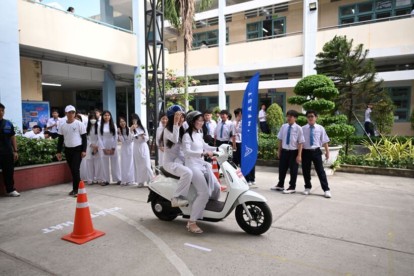 Các em học sinh tại trường THPT Phúc Thọ (Hà Nội) được chia sẻ kỹ năng lái xe máy điện VinFast.