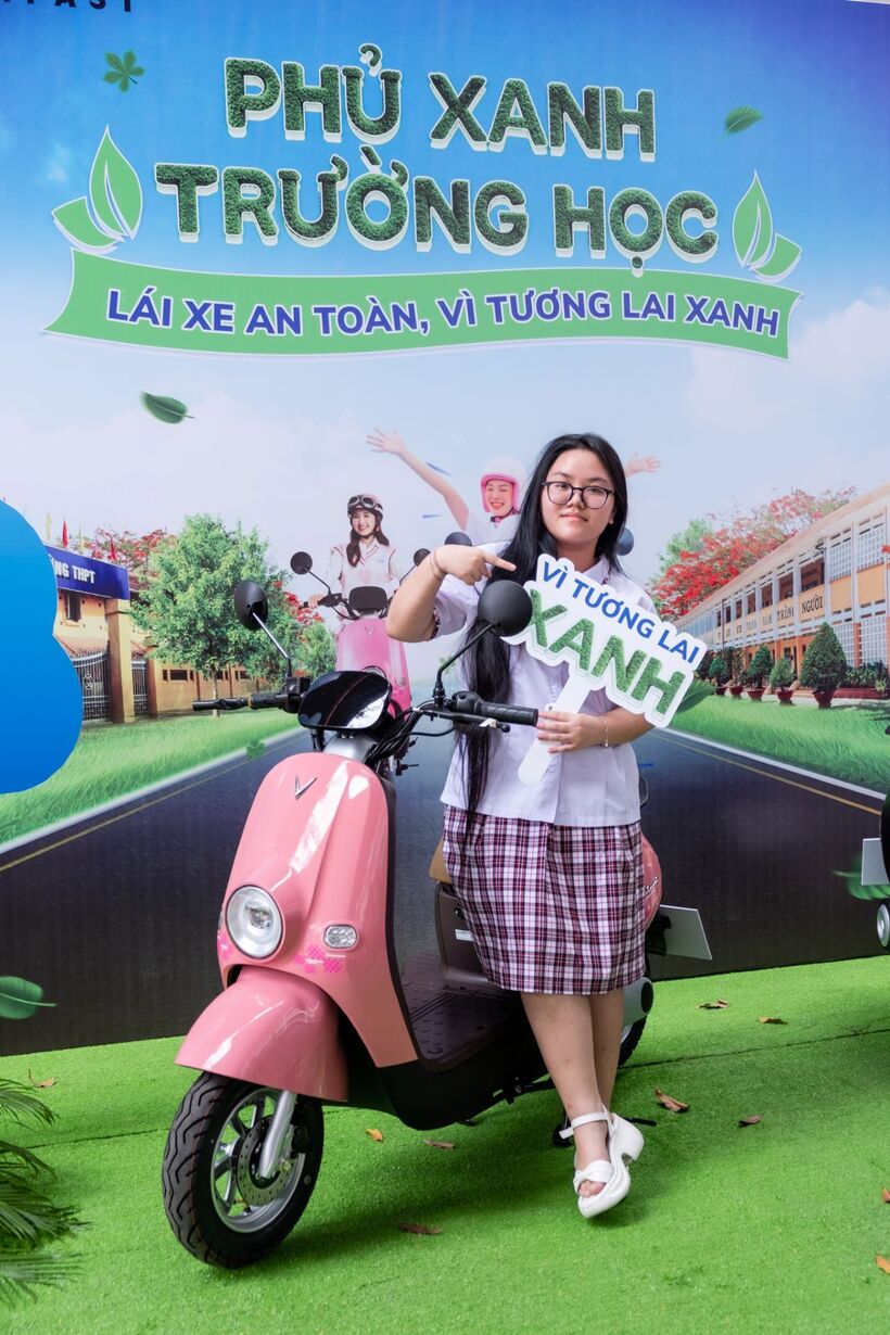 Đồng hồ điện tử trên Motio là lý do Nguyễn Phạm Minh Hiền (THPT Trần Phú, TP.HCM) thích thú với mẫu xe nhà VinFast.