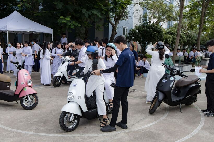 Học sinh trường THPT Phong Phú (TP.HCM) trải nghiệm VinFast Motio, mẫu xe mới của VinFast.