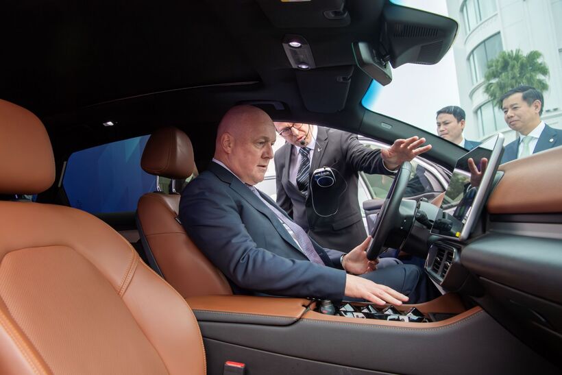 Ông thích thú trải nghiệm cảm giác ngồi sau vô lăng VinFast VF 9.