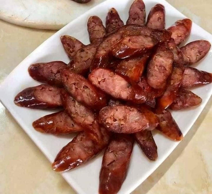 Người bệnh tiểu đường cần kiểm soát chế độ ăn uống, đồng thời hạn chế các loại thực phẩm chế biến sẵn như lạp xưởng, thịt xông khói. Ảnh minh họa.