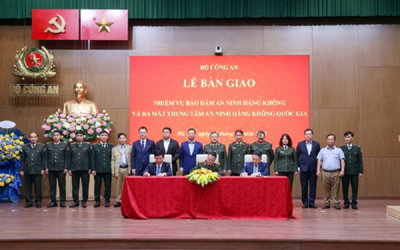 Trung tướng Phạm Thế Tùng - Thứ trưởng Bộ Công an, Thứ trưởng Bộ GTVT Lê Anh Tuấn và Phó Chủ tịch Ủy ban Quản lý vốn nhà nước tại doanh nghiệp Nguyễn Ngọc Cảnh ký biên bản bàn giao.