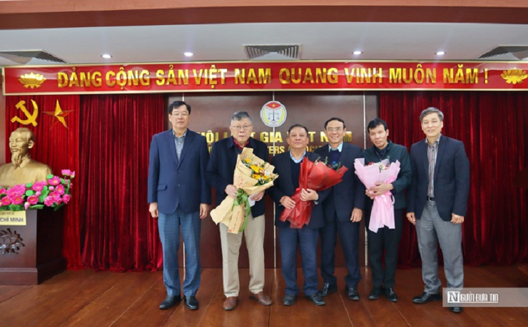 Lãnh đạo, nguyên lãnh đạo Hội Luật gia Việt Nam tặng hoa các luật gia nghỉ công tác.
