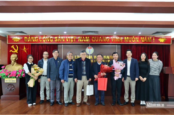 Cán bộ, nhân viên Hội Luật gia Việt Nam chụp ảnh lưu niệm với 3 cán bộ nghỉ hưu.