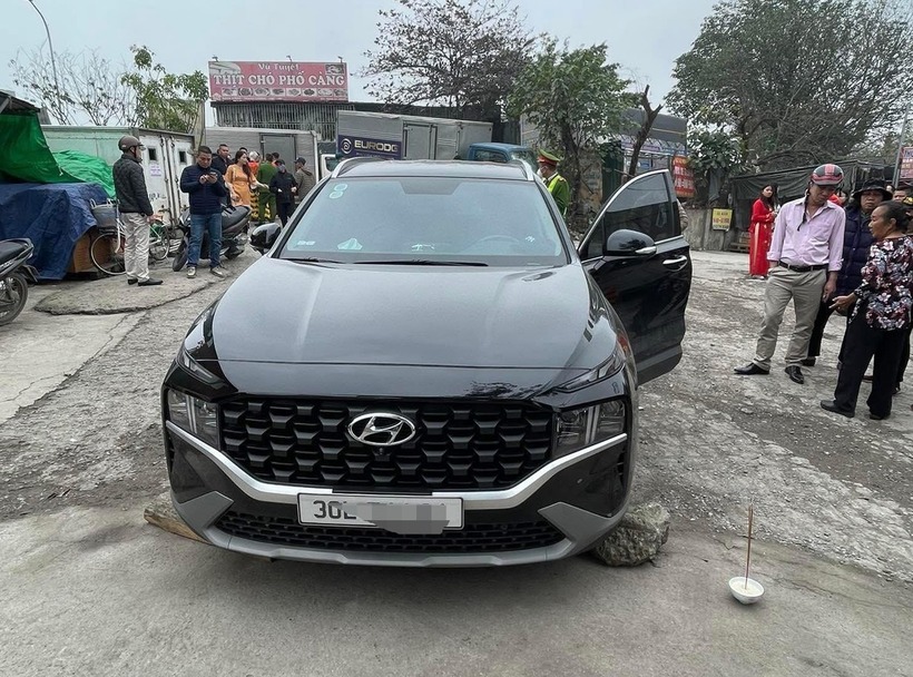 Hiện trường vụ người đàn ông tử vong trong xe ô tô ở Hà Nội