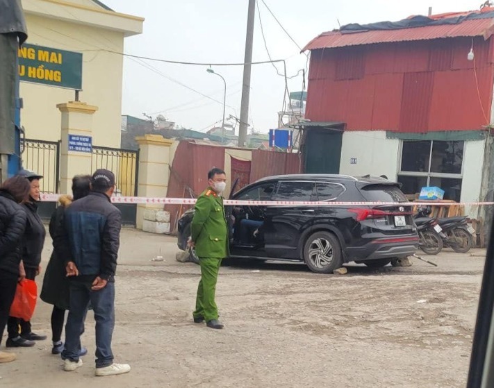 Ngay sau khi nhận được tin báo, cơ quan công an khẩn trương đến phong tỏa hiện trường.