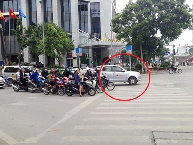 Lỗi đè vạch dừng đèn đỏ ô tô mà gây tai nạn giao thông thì ngoài việc bị phạt tiền còn bị trừ điểm giấy phép lái xe 10 điểm. Ảnh minh họa