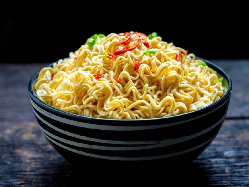 Có thể kết hợp mì tôm với các thực phẩm khác như tôm, thịt để đảm bảo dinh dưỡng.