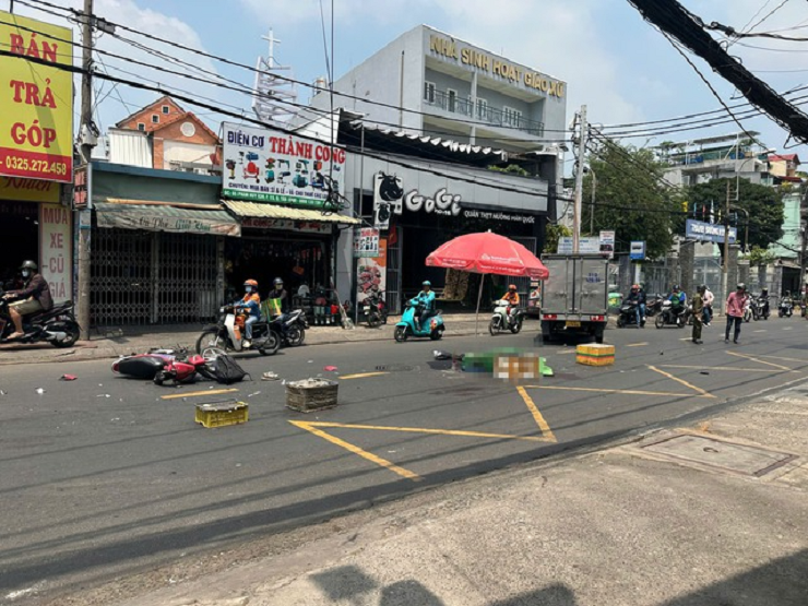 Va chạm với xe tải, nam shipper tử vong thương tâm - 1