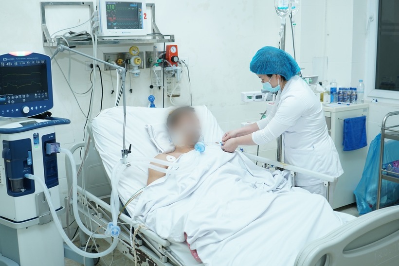 Bệnh nhân được các bác sĩ thăm khám sau cấp cứu. Ảnh: BVCC