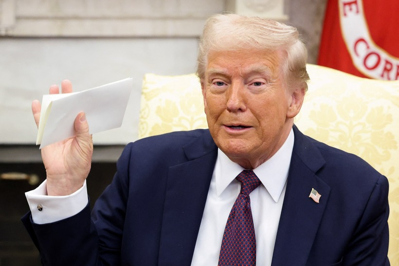 Ông Trump gia hạn lệnh trừng phạt Nga thêm một năm. Ảnh: Reuters