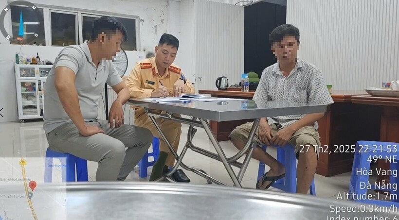 Lực lượng CSGT làm việc với những người liên quan. (Ảnh: Tiền phong)