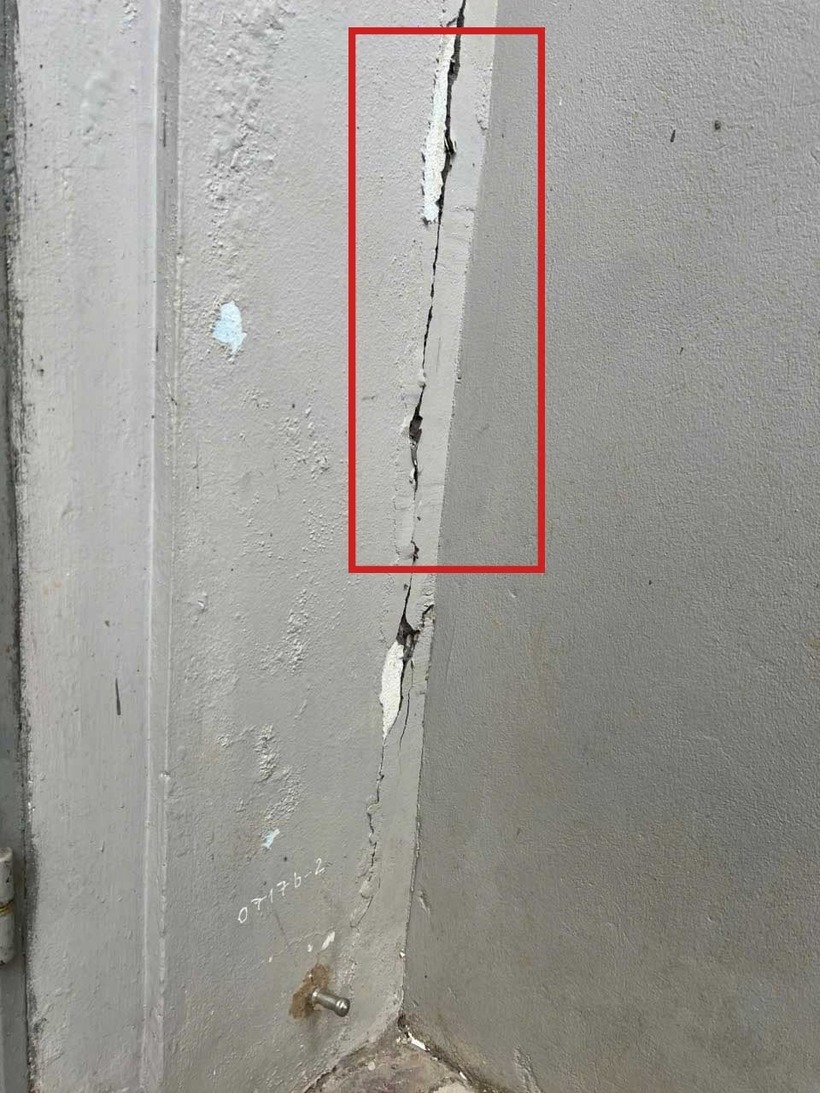 Vết nứt xuất hiện trên tường. Ảnh: Người dân cung cấp