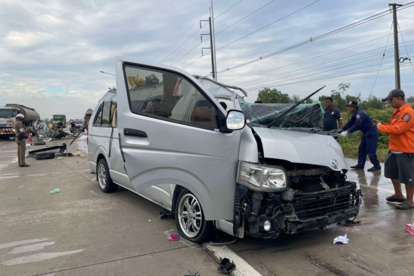 Lực lượng cứu hộ đưa thi thể nạn nhân mắc kẹt bên trong xe tải ra ngoài. Ảnh: Bangkok Post