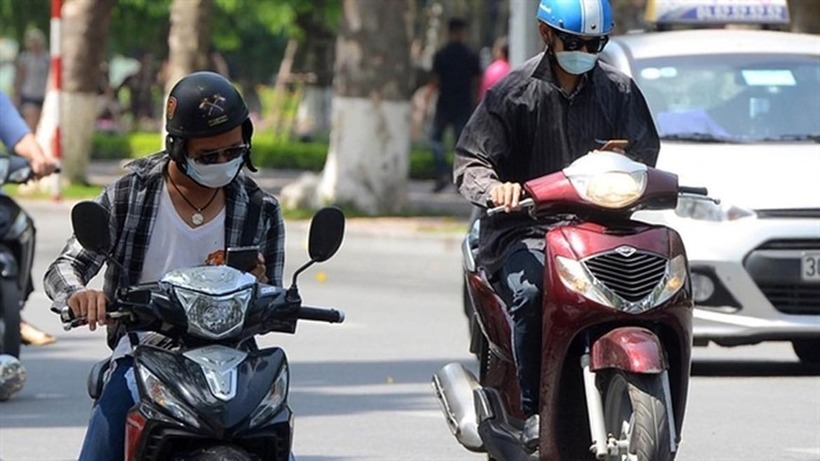 Lái xe bằng một tay không bị cấm hoàn toàn theo luật giao thông, nhưng nếu hành vi này gây mất an toàn hoặc đi kèm với vi phạm khác, người điều khiển phương tiện vẫn có thể bị xử phạt.