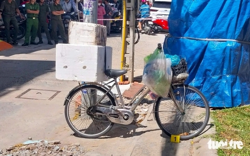 Chiếc xe đạp của nạn nhân được phát hiện ở công viên trước số nhà 55/17 Đoàn Thị Điểm của Đặng Võ Duy Tuấn. Ảnh: Tuổi Trẻ Online