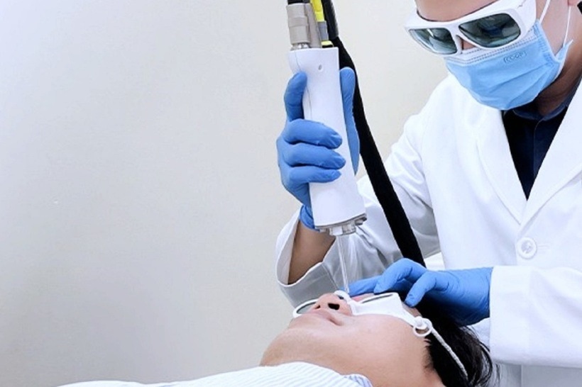 Nên đến các cơ sở y tế uy tín để được tư vấn, phẫu thuật thẩm mỹ, đảm bảo hiệu quả và an toàn. Ảnh minh họa