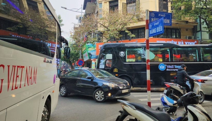 Hà Nội cấm ô tô từ 16 chỗ vào phố cổ giờ cao điểm. Ảnh minh họa