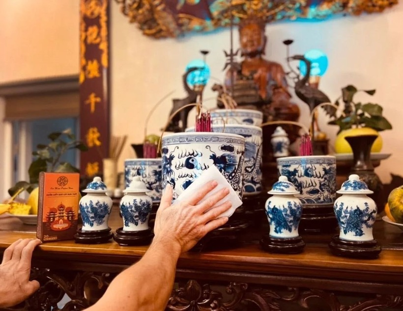 Việc xử lý chân hương sau khi rút là một phần quan trọng trong nghi lễ tâm linh của người Việt. Hãy thực hiện nghi lễ này một cách cẩn thận, tôn trọng và đúng cách để thể hiện lòng thành kính đối với tổ tiên và các vị thần linh.