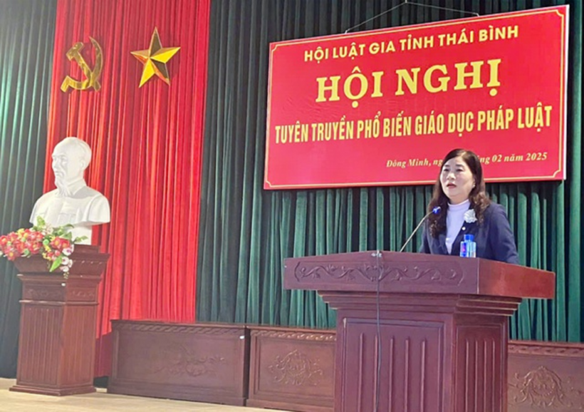 Luật gia Phạm Thị Liễu Lập - Phó Chủ tịch Hội Luật gia tỉnh Thái Bình tại hội nghị tuyên truyền.