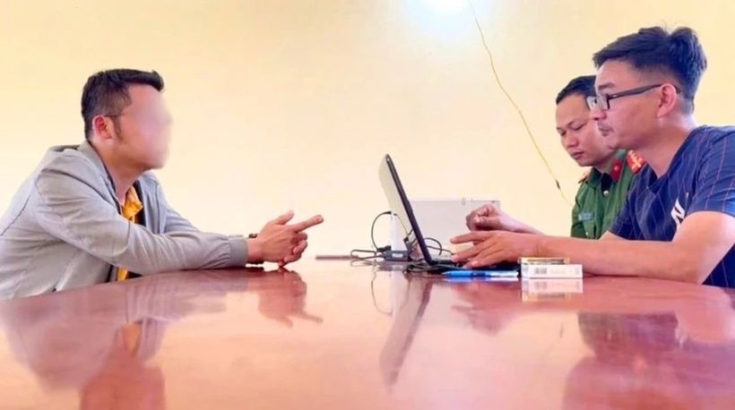 Công an làm việc với "thần y". Ảnh: PLO.