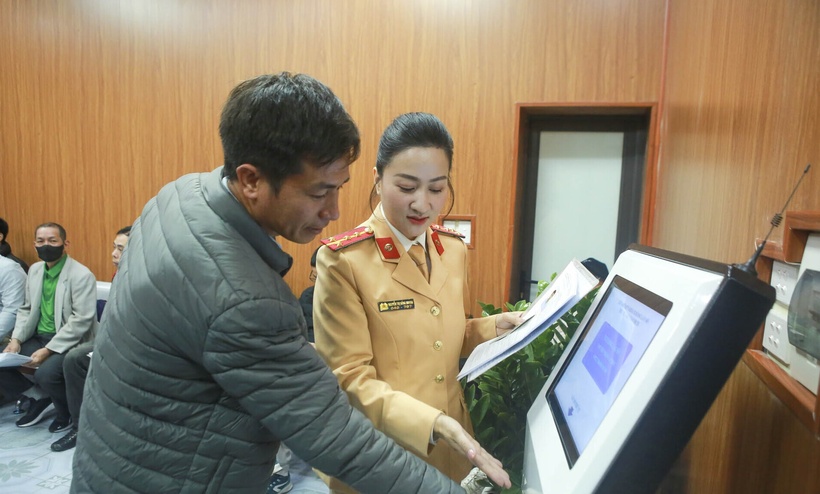 Người dân đến đông nhưng lực lượng CSGT đã bố trí cán bộ, chiến sĩ hướng dẫn cụ thể từng trường hợp, phân luồng hợp lý, bảo đảm quá trình tiếp nhận diễn ra nhanh chóng, không để bị tắc nghẽn. (Ảnh: Công luận)