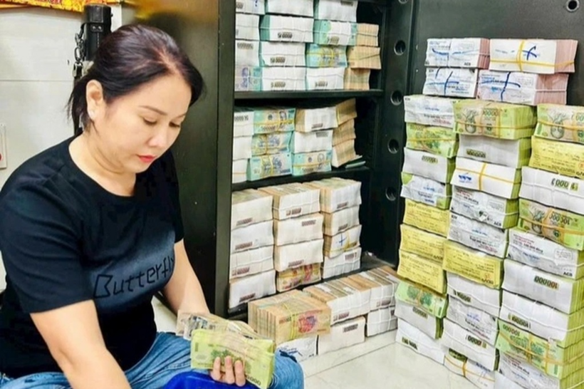 Chị Dương chuẩn bị tiền trả cho khách trúng thưởng. Ảnh: NVCC/Dân Trí