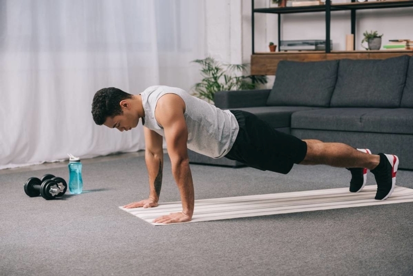 Các bác sĩ khuyến cáo mọi người luôn lắng nghe cơ thể mình và không nên ép buộc bản thân tập luyện quá sức. Ảnh minh họa