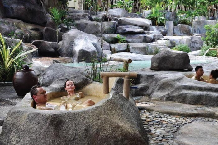 Tắm bùn khoáng Vĩnh Hảo giúp xua tan mọi mệt mỏi, buồn phiền.