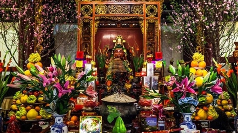 Đặt “cành vàng lá ngọc” lên bàn thờ không phải là cách để cầu tài lộc, mà còn có thể làm mất đi sự trang nghiêm của không gian thờ tự.