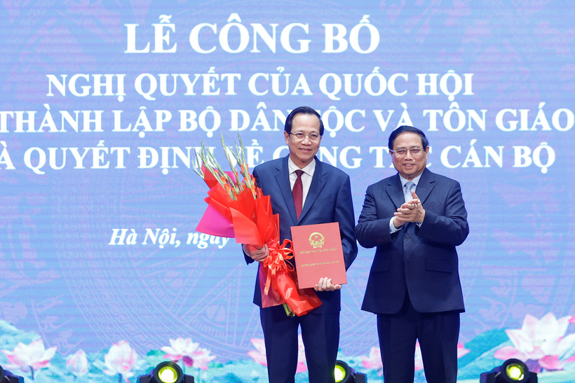 Thủ tướng trao Quyết định bổ nhiệm Bộ trưởng Bộ Dân tộc và Tôn giáo đối với đồng chí Đào Ngọc Dung. (Ảnh: VGP)
