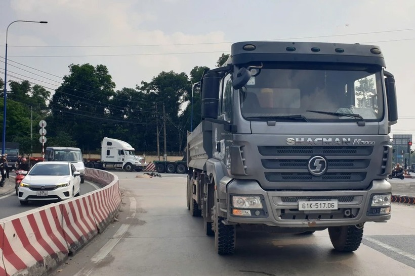 Nam học sinh lớp 9 tử vong thương tâm sau va chạm với xe ben. (Ảnh: PLO)