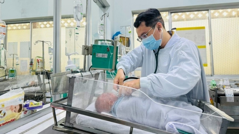 Bệnh nhi đang được điều trị tại Bệnh viện Nhi đồng 2. Ảnh: Tuổi Trẻ Online