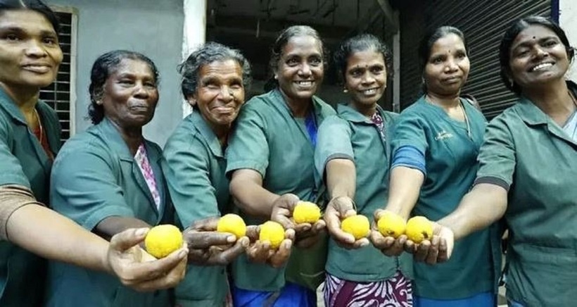 11 nữ lao công may mắn khi trúng số độc đắc. Ảnh: India