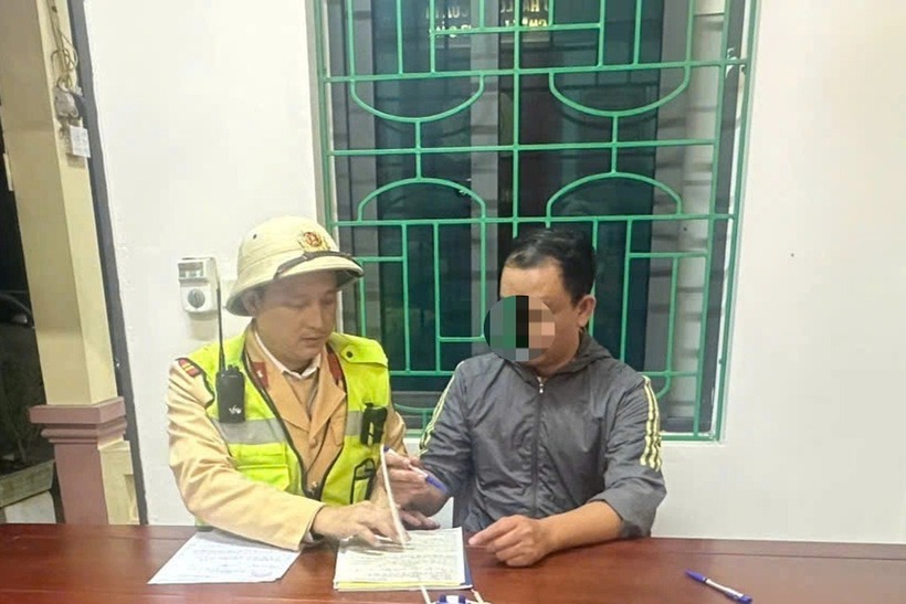 Tài xế Q. ký biên bản vi phạm. Ảnh: Dân Trí
