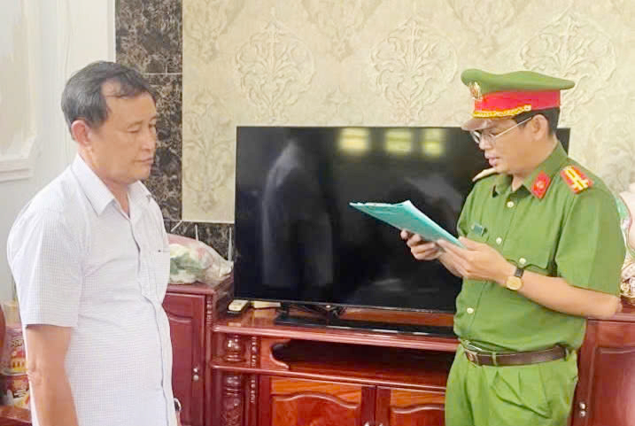 Cơ quan CSĐT tống đạt các quyết định tố tụng đối với bị can Giới. Ảnh: Công an nhân dân