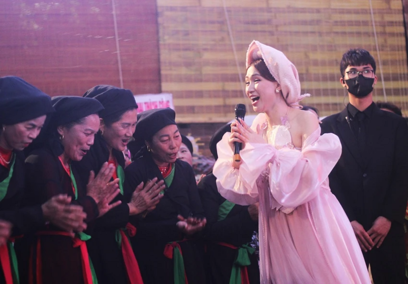 Ca sĩ Hòa Minzy và những người dân trong thôn tham gia trong MV của mình. Ảnh: Pháp luật TP.HCM