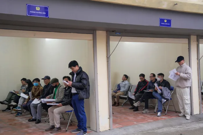 Người dân đến nộp hồ sơ cấp, đổi giấy phép lái xe. Ảnh: Sài Gòn Giải Phóng