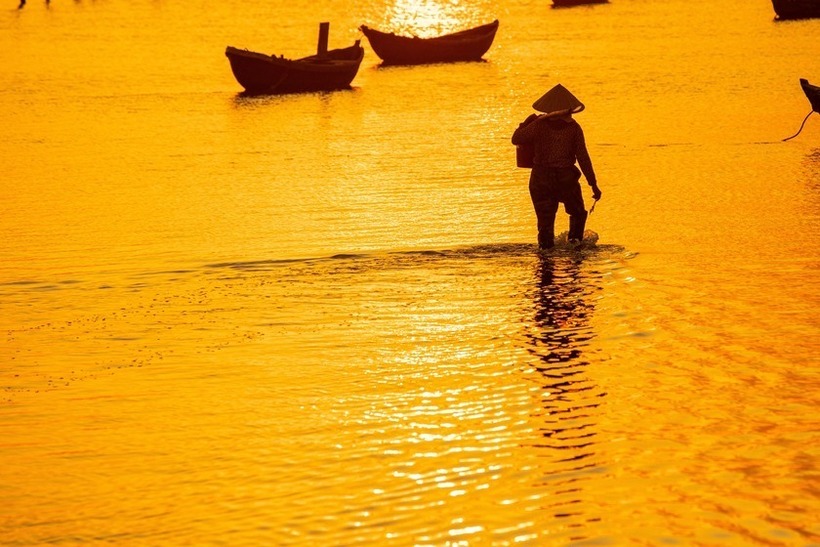 Khác với sự ồn ào, náo nhiệt của ban ngày, buổi sáng sớm ở Đồng Châu vô cùng yên tĩnh.