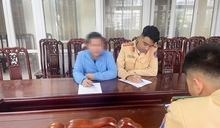 Tài xế điều khiến xe ô tô dán băng dính đổi biển số làm việc với cơ quan chức năng. Ảnh: Tuổi trẻ