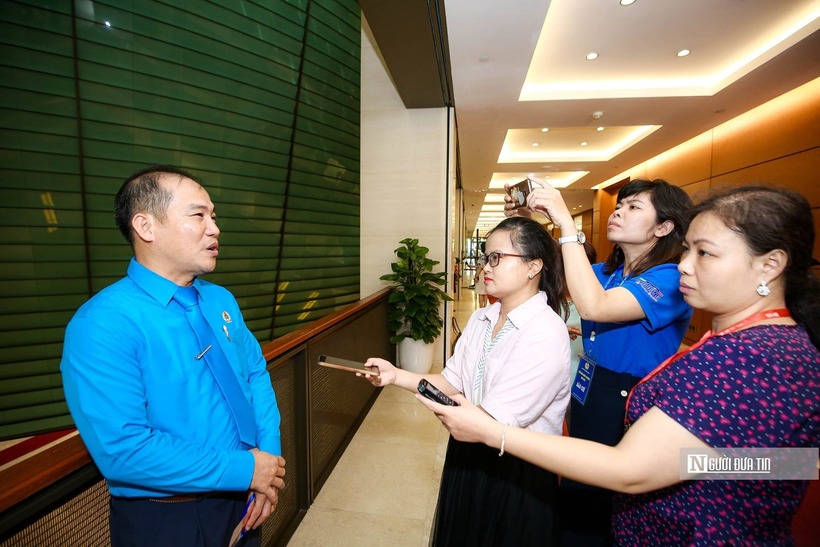 PV Tạp chí Đời sống và Pháp luật tác nghiệp trên hành lang Quốc hội (Ảnh: Hữu Thắng).