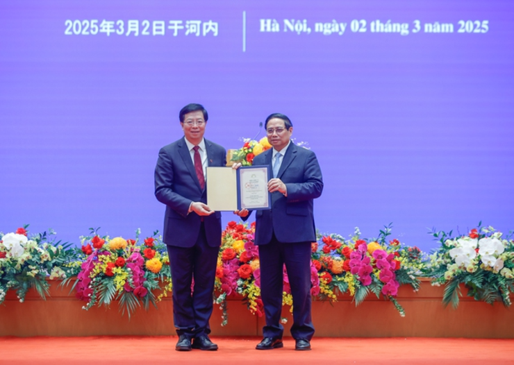 GS.TS. Khưu Dũng, Chủ tịch Hội đồng Đại học Thanh Hoa, Viện sĩ Viện Khoa học Trung Quốc trao tặng Thủ tướng Phạm Minh Chính danh hiệu "Giáo sư danh dự Đại học Thanh Hoa" (Ảnh: VGP).
