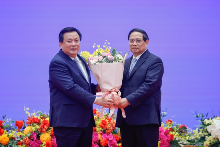 Ông Nguyễn Xuân Thắng- Giám đốc Học viện Chính trị Quốc gia Hồ Chí Minh chúc mừng Thủ tướng Phạm Minh Chính nhận danh hiệu "Giáo sư danh dự" Đại học Thanh Hoa (Ảnh: VGP).