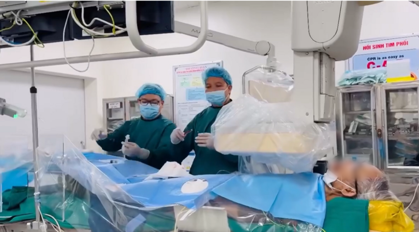 Cụ ông đề nghị với bác sĩ xin được hát để lấy tinh thần khi bắt đầu ca phẫu thuật. Ảnh cắt từ clip