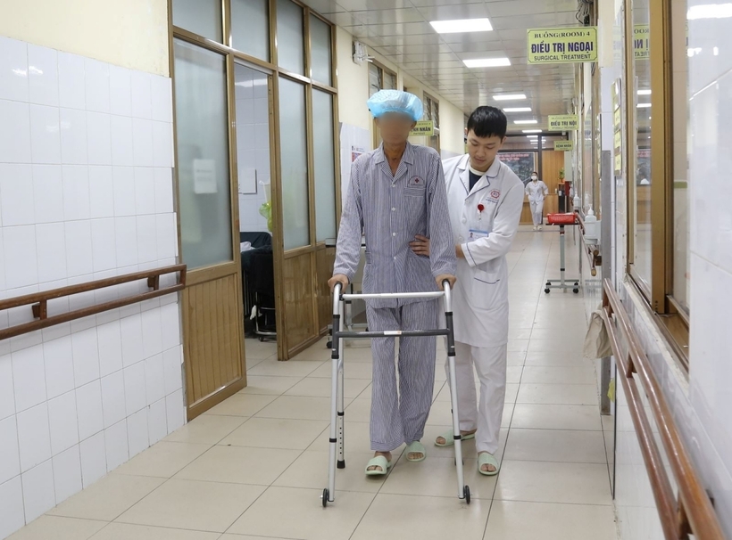 Người bệnh tập đi lại, phục hồi chức năng sau khi kết thúc ECMO. Ảnh: Sức Khỏe & Đời Sống