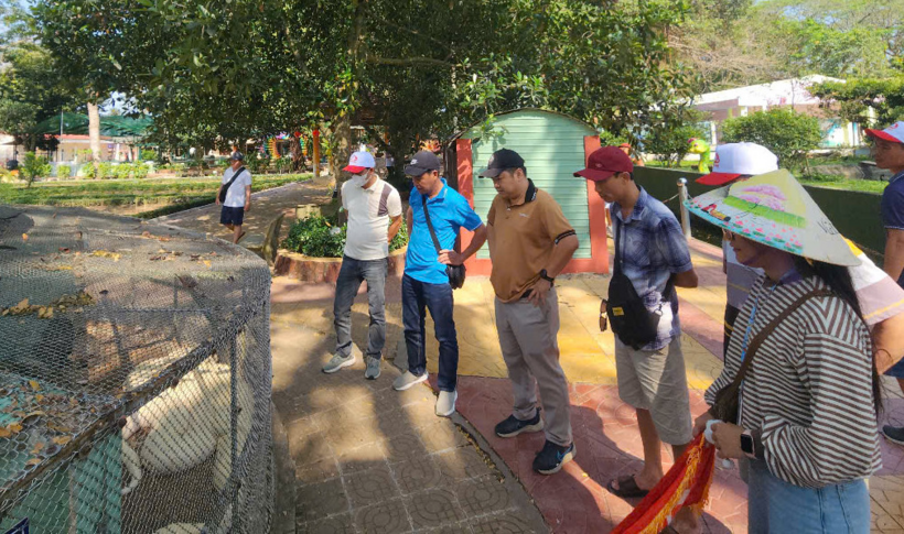 Nhiều người đến xem con trăn bạch tạng "khổng lồ".