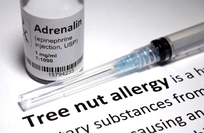 Bệnh nhân được tiêm bắp Adrenaline, tiêm tĩnh mạch corticoid kèm kháng histamin. Ảnh minh hoạ.